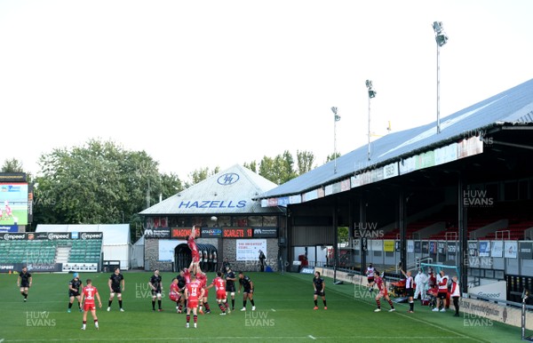 290820 - Dragons v Scarlets - Guinness PRO14 - A general view of a line out during play at Rodney Parade