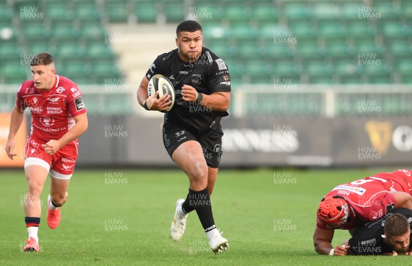 290820 - Dragons v Scarlets - Guinness PRO14 - Leon Brown of Dragons gets clear