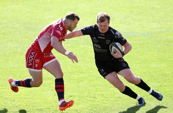 290820 - Dragons Rugby v Scarlets - Guinness PRO14 - Nick Tompkins of Dragons is tackled by Steff Hughes of Scarlets