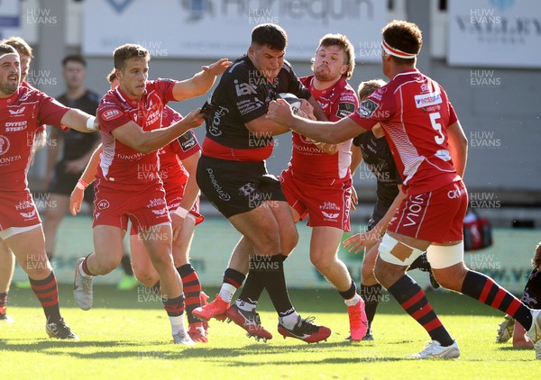 290820 - Dragons Rugby v Scarlets - Guinness PRO14 - Chris Coleman of Dragons is tackled by Kieran Hardy and Steff Hughes of Scarlets