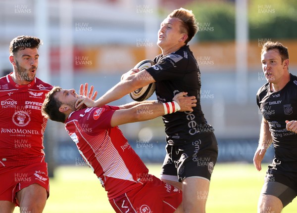 290820 - Dragons Rugby v Scarlets - Guinness PRO14 - Will Talbot-Davies of Dragons hands off Dan Jones of Scarlets