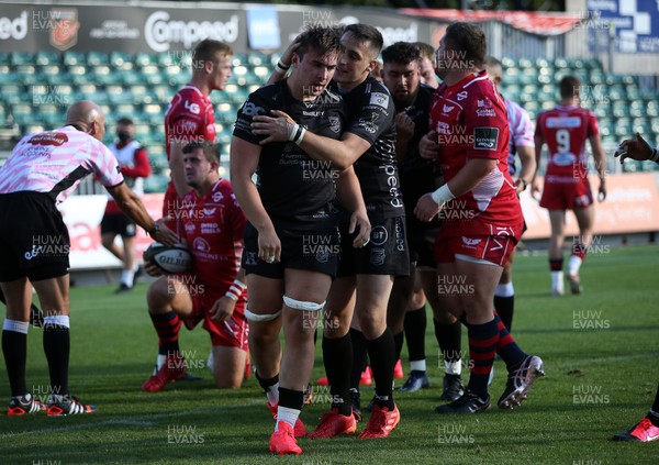 290820 - Dragons Rugby v Scarlets - Guinness PRO14 - Taine Basham of Dragons celebrates scoring a try with Sam Davies