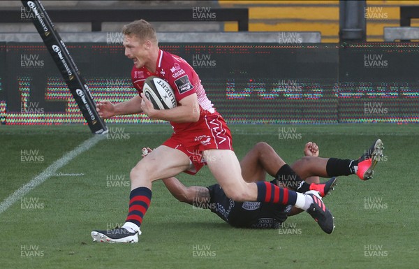 290820 - Dragons Rugby v Scarlets - Guinness PRO14 - Johnny McNicholl of Scarlets scores a try