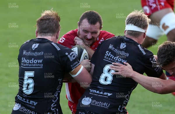 290820 - Dragons Rugby v Scarlets - Guinness PRO14 - Ken Owens of Scarlets is tackled by Matthew Screech and Harrison Keddie of Dragons