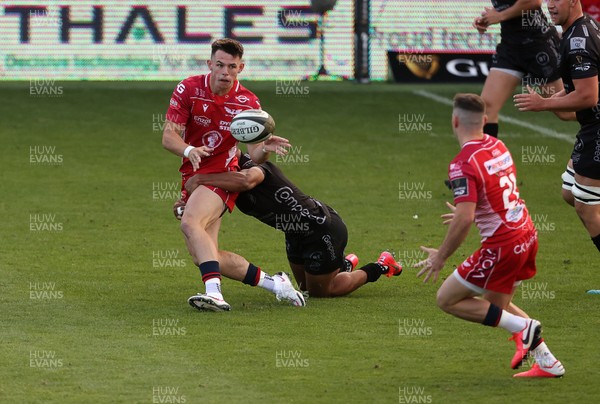 290820 - Dragons Rugby v Scarlets - Guinness PRO14 - Tom Rogers of Scarlets passes to Dane Blacker