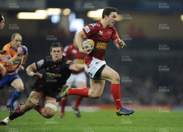 300313 - Newport-Gwent Dragons v Scarlets - RaboDirect PRO12 - George North of Scarlets runs past Dan Lydiate of Newport-Gwent Dragons to score try 