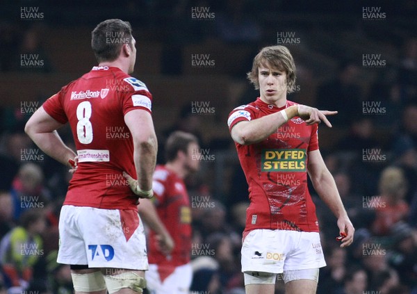 300313 Newport Gwent Dragons v Scarlets - RaboDirectPro12 -Scarlets' Liam Williams(R) discusses matters with Rob McCusker