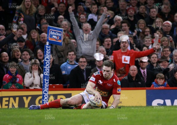 300313 Newport Gwent Dragons v Scarlets - RaboDirectPro12 -Scarlets' George North slides in to score