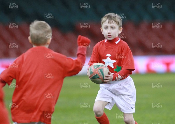 300313 Newport Gwent Dragons v Scarlets - RaboDirectPro12 -WRU Rugby Stars coaching session