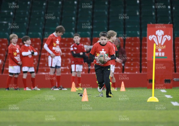 300313 Newport Gwent Dragons v Scarlets - RaboDirectPro12 -WRU Rugby Stars coaching session