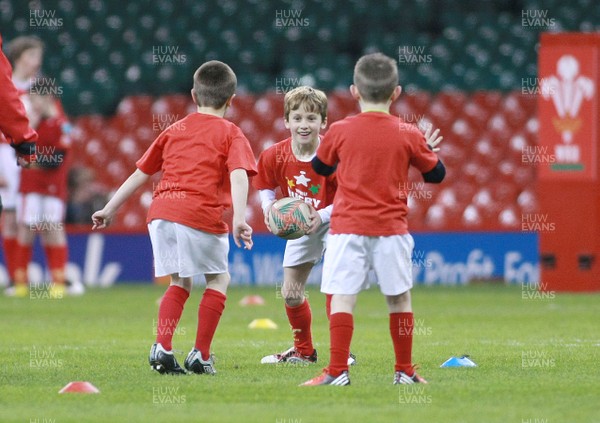 300313 Newport Gwent Dragons v Scarlets - RaboDirectPro12 -WRU Rugby Stars coaching session