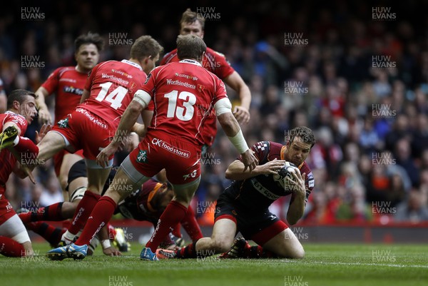 300416 - Newport Gwent Dragons v Scarlets - Judgement Day - Guinness PRO12 - Adam Warren of Newport Gwent Dragons scores a try