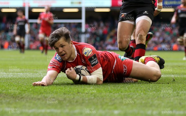 300416 - Newport Gwent Dragons v Scarlets - Judgement Day - Guinness PRO12 - Steff Evans of Scarlets scores a try