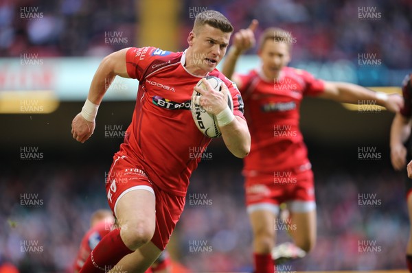 300416 - Newport Gwent Dragons v Scarlets, Judgement Day IV, Guinness PRO12 - Scott Williams of Scarlets races in to score try