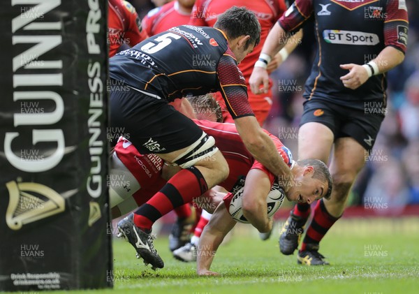 300416 - Newport Gwent Dragons v Scarlets, Judgement Day IV, Guinness PRO12 - Steven Shingler of Scarlets reaches out to score try