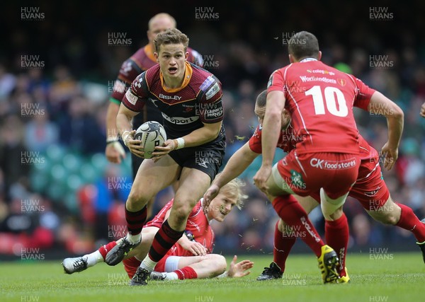 300416 - Newport Gwent Dragons v Scarlets, Judgement Day IV, Guinness PRO12 - Hallam Amos of Newport Gwent Dragons takes on Steven Shingler of Scarlets