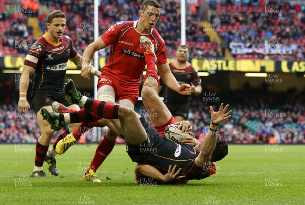 300416 - Newport Gwent Dragons v Scarlets, Judgement Day IV, Guinness PRO12 - Adam Hughes of Newport Gwent Dragons powers through to score try