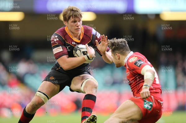 300416 - Newport Gwent Dragons v Scarlets, Judgement Day IV, Guinness PRO12 - Matthew Screech of Newport Gwent Dragons takes on Steffan Evans of Scarlets