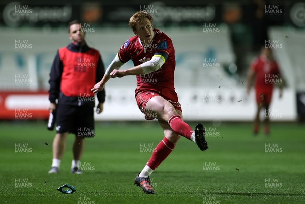 121121 - Dragons A v Scarlets Development - Friendly - Rhys Patchell of Scarlets kicks