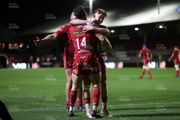 121121 - Dragons A v Scarlets Development - Friendly - Ryan Conbeer of Scarlets celebrates scoring a try with team mates