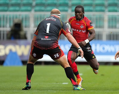 080918 - Dragons v Isuzu Southern Kings, Guinness PRO14 - Yaw Penxe  of Isuzu Southern Kings takes on Brok Harris of Dragons