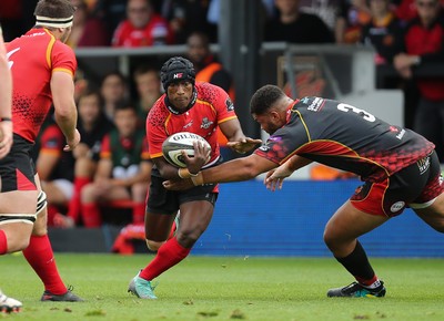 080918 - Dragons v Isuzu Southern Kings, Guinness PRO14 - Masixole Banda of Isuzu Southern Kings takes on Leon Brown of Dragons