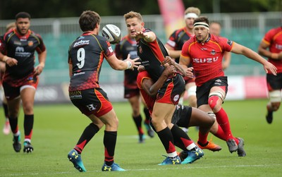 080918 - Dragons v Isuzu Southern Kings, Guinness PRO14 - Hallam Amos of Dragons offloads to Rhodri Williams of Dragons