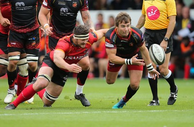 080918 - Dragons v Isuzu Southern Kings, Guinness PRO14 - Rhodri Williams of Dragons gets the ball away as Stephen De Wit of Isuzu Southern Kings challenges