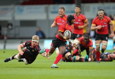 080918 - Dragons v Isuzu Southern Kings, Guinness PRO14 - Masixole Banda of Isuzu Southern Kings breaks away to set up try