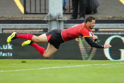 080918 - Dragons v Isuzu Southern Kings, Guinness PRO14 - Bjorn Basson of Isuzu Southern Kings dives in to score try