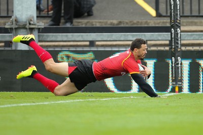 080918 - Dragons v Isuzu Southern Kings, Guinness PRO14 - Bjorn Basson of Isuzu Southern Kings dives in to score try