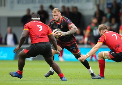 080918 - Dragons v Isuzu Southern Kings, Guinness PRO14 - Ross Moriarty of Dragons takes on Martinus Burger of Isuzu Southern Kings and Luvuyo Pupuma of Isuzu Southern Kings