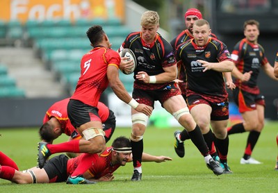 080918 - Dragons v Isuzu Southern Kings, Guinness PRO14 - Aaron Wainwright of Dragons takes on Bobby De Wee of Isuzu Southern Kings