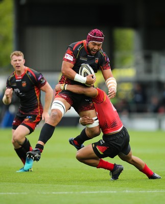 080918 - Dragons v Isuzu Southern Kings, Guinness PRO14 - Brandon Nansen of Dragons takes on Berton Klassen of Isuzu Southern Kings