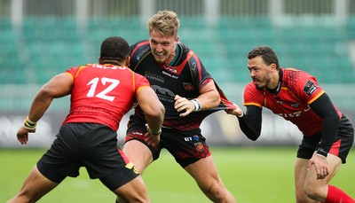 080918 - Dragons v Isuzu Southern Kings, Guinness PRO14 - Tyler Morgan of Dragons takes on Berton Klassen of Isuzu Southern Kings and Bjorn Basson of Isuzu Southern Kings