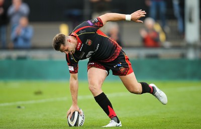 080918 - Dragons v Isuzu Southern Kings, Guinness PRO14 - Josh Lewis of Dragons races away to score try