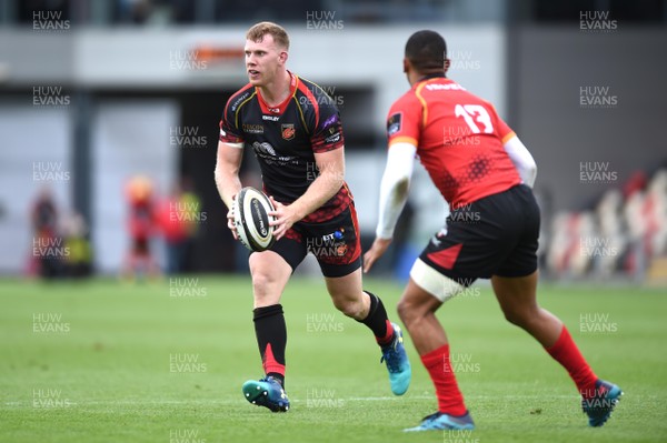 080918 - Dragons v Southern Kings - Guinness PRO14 - Jack Dixon of Dragons looks for a way past Harlon Klassen of Southern Kings