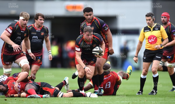 080918 - Dragons v Southern Kings - Guinness PRO14 - Elliot Dee of Dragons gets into space