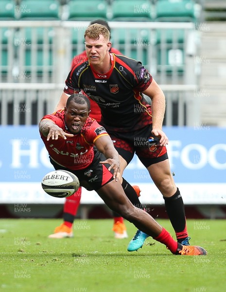 080918 - Dragons v Isuzu Southern Kings, Guinness PRO14 - Michael Makase of Isuzu Southern Kings dives on the loose ball to win possession