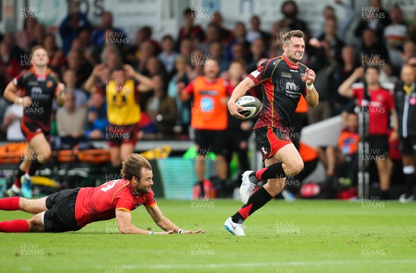 080918 - Dragons v Isuzu Southern Kings, Guinness PRO14 - Josh Lewis of Dragons races away to score try
