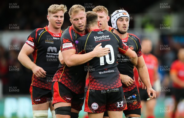 080918 - Dragons v Isuzu Southern Kings, Guinness PRO14 - Josh Lewis of Dragons celebrates with Ross Moriarty of Dragons after scoring try