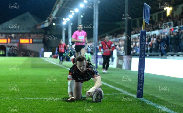 110119 - Dragons v Timisoara Saracens - European Rugby Challenge Cup - Hallam Amos of Dragons scores try