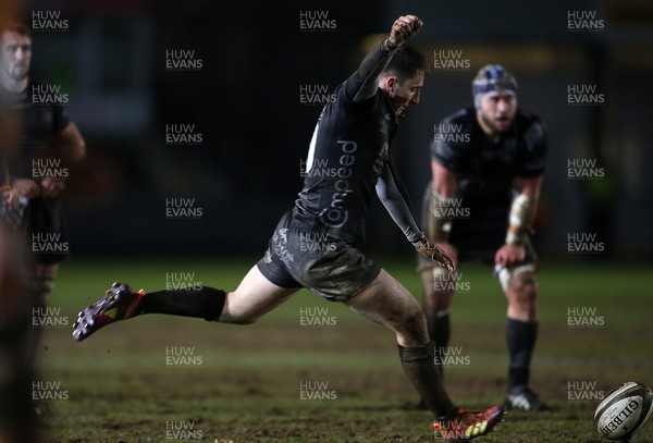 290220 - Dragons Rugby v Toyota Cheetahs - Guinness PRO14 - Sam Davies of Dragons kicks the winning penalty
