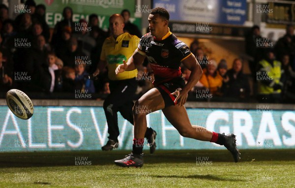 011217 - Dragons v Ulster - Guinness PRO14 - Ashton Hewitt of Dragons goes over to score a try