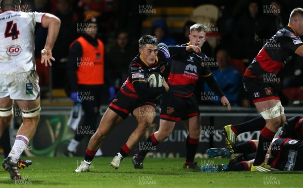 011217 - Dragons v Ulster - Guinness PRO14 - Jared Rosser of Dragons sees a gap