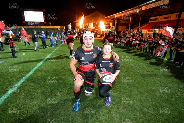 011217 - Dragons v Ulster - Guinness PRO14 - Ollie Griffiths of Dragons with mascot Sophie