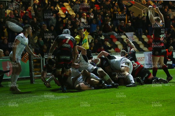 011217 - Dragons v Ulster - GuinnessPro14 -  Liam Belcher of Dragons is driven over to score a try