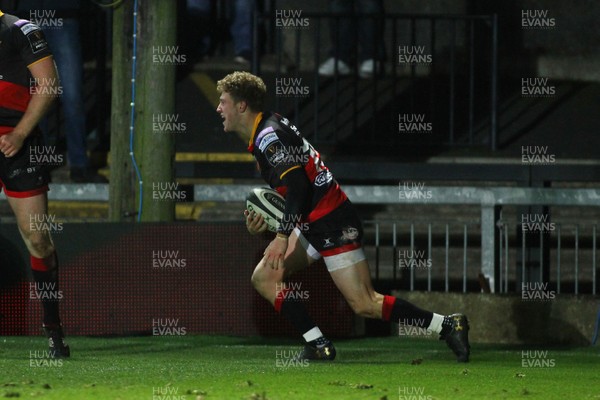 011217 - Dragons v Ulster - GuinnessPro14 -  Angus O'Brien of Dragons scores a try