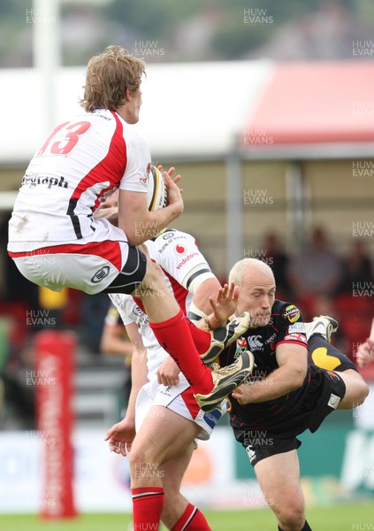 06.09.09 - Newport Gwent Dragons v Ulster, Magners League -  Ulster's Andrew Trimble takes the high ball as Dragons' Richard Fussell closes in 