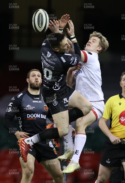 130321 - Dragons v Ulster - Guinness PRO14 - Sam Davies of Dragons and Rob Lyttle of Ulster go up for the ball